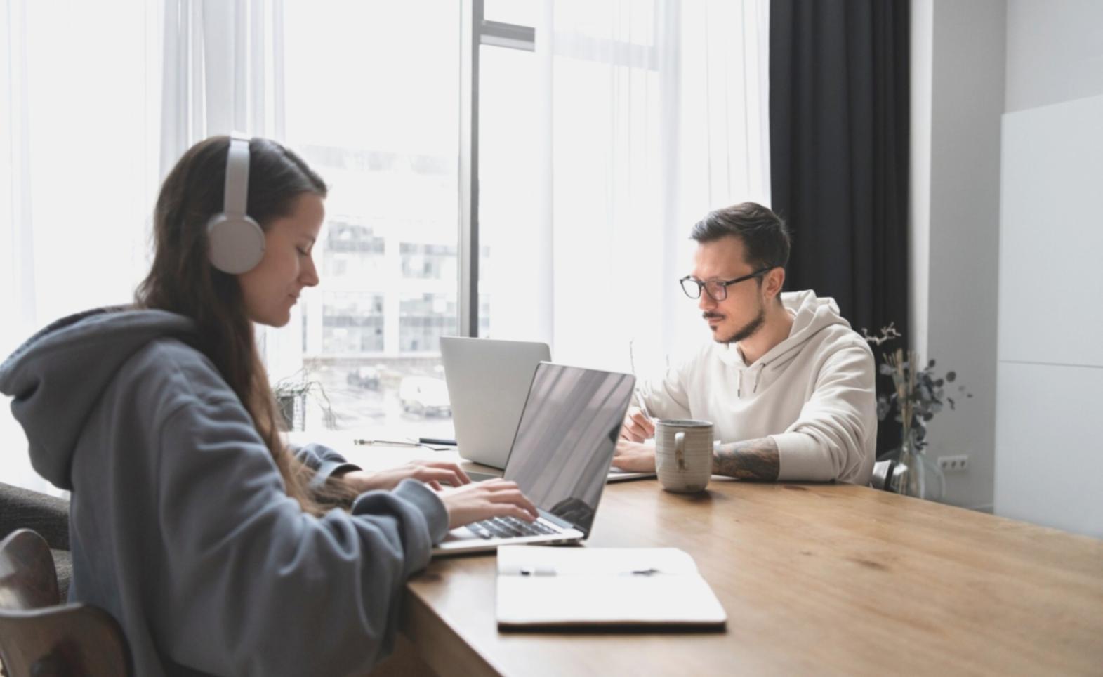 Arbeitsplatz mit Laptop und Finanztools